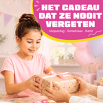 Kind krijgt het draadloze 3D pen starterspakket (roze) als cadeau