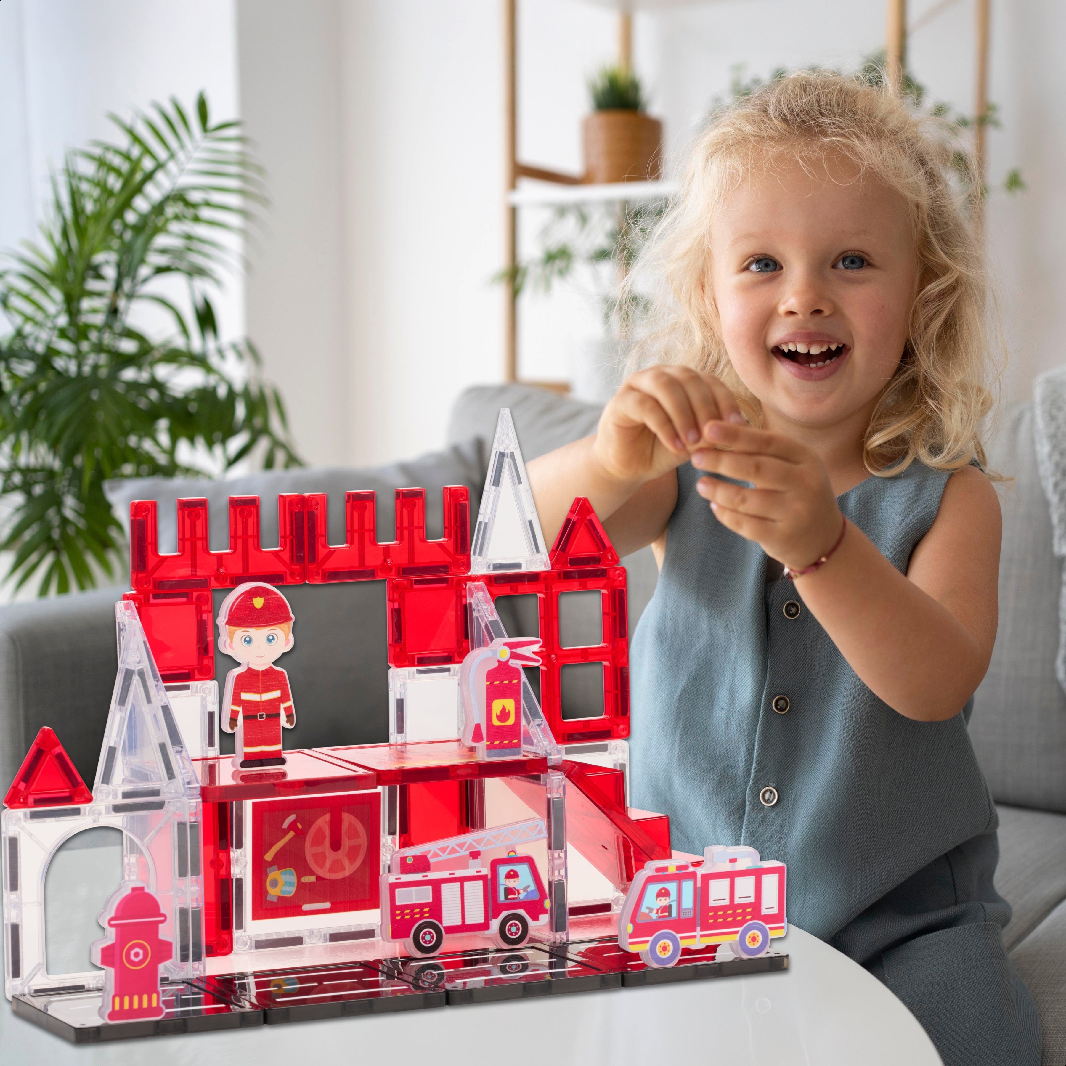 Meisje bouwt vrolijk met Magnetic Tiles Fire Fighters van Fits4Kids