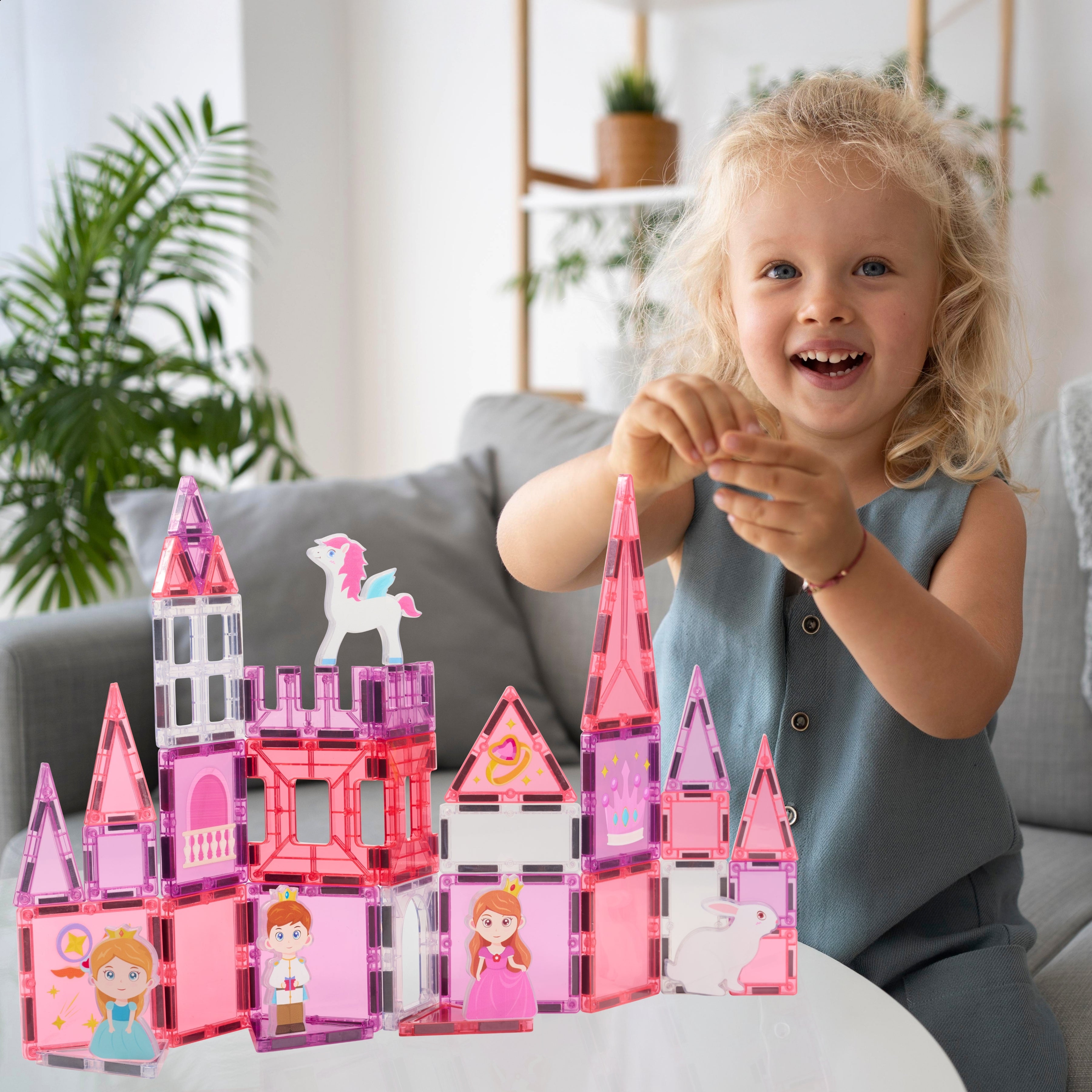 Meisje bouwt vrolijk met roze Magnetic Tiles Princess Paradise van Fits4Kids