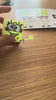 Kind tekent met de draadloze 3D pen en toont het afgemaakte figuur